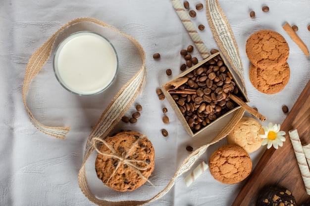 Un verre de lait avec des biscuits à l'avoine autour. vue de dessus