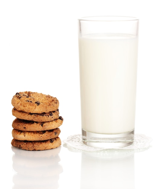 Verre de lait et biscuits isolés sur blanc