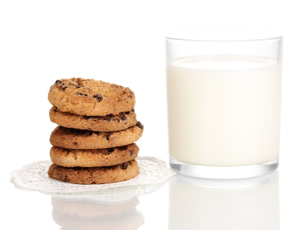 Verre de lait et biscuits isolés sur blanc