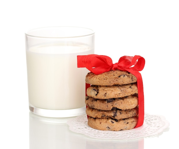 Verre de lait et biscuits isolés sur blanc