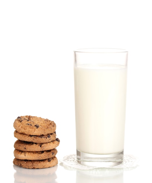 Verre de lait et biscuits isolés