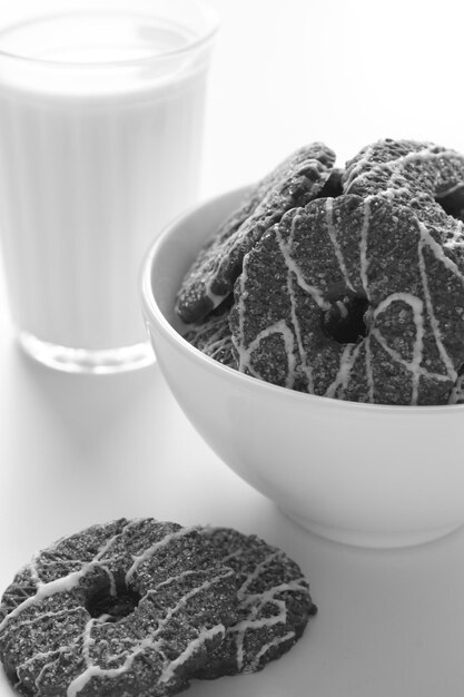 Un verre de lait et des biscuits pour une collation