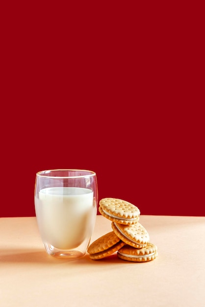 Un verre de lait et des biscuits ronds faits maison