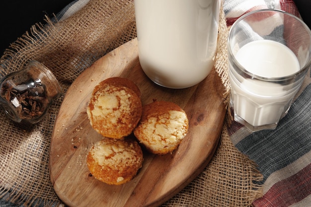 Verre de lait et biscuits sur table