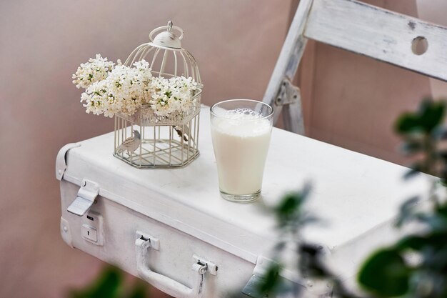 Verre à lait et bol de fadeur blanche sur la valise