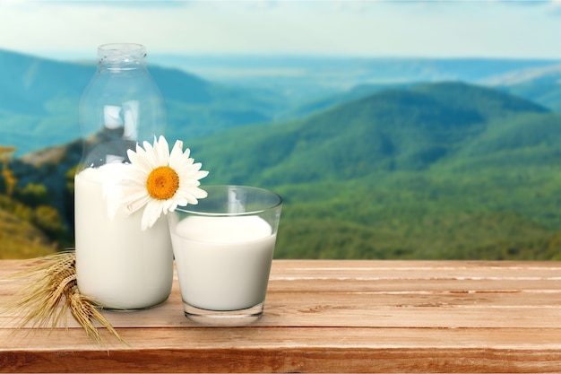 Verre de lait et bouteille sur fond