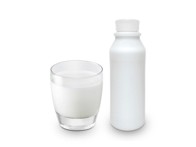 Verre de lait et bouteille de lait isolé sur fond blanc