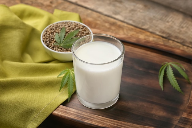 Verre de lait de chanvre sur planche de bois