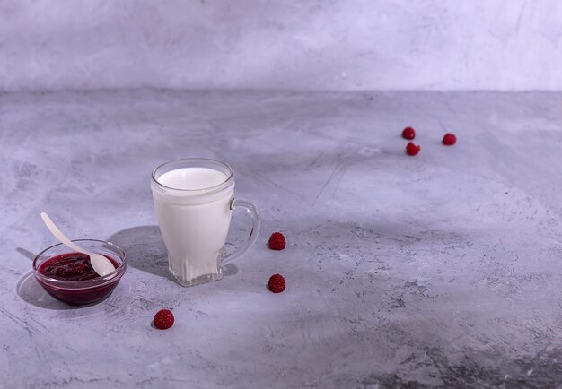 Un verre de lait et confiture de framboise maison