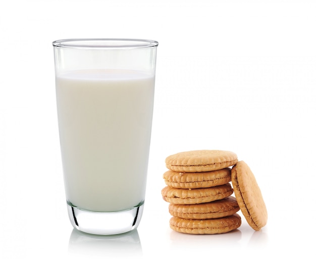 Verre de lait et cookies isolé sur blanc