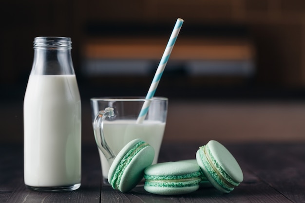 Verre à lait avec cookies sur table en bois rustique avec espace copie