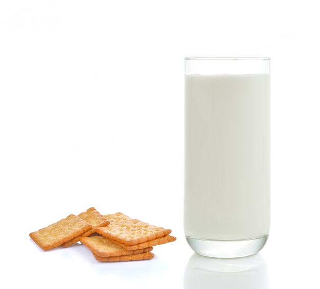 Verre de lait et cracker isolé