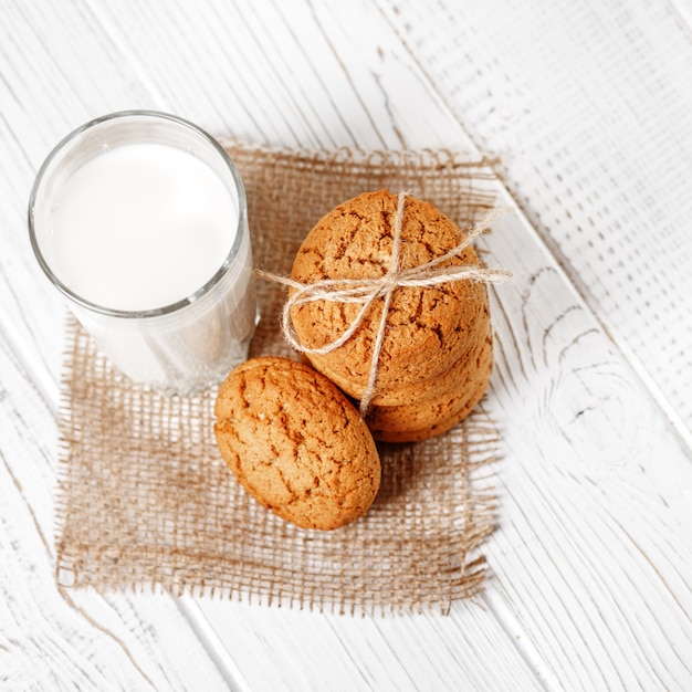 Un verre de lait et de délicieux biscuits à l&#39;avoine