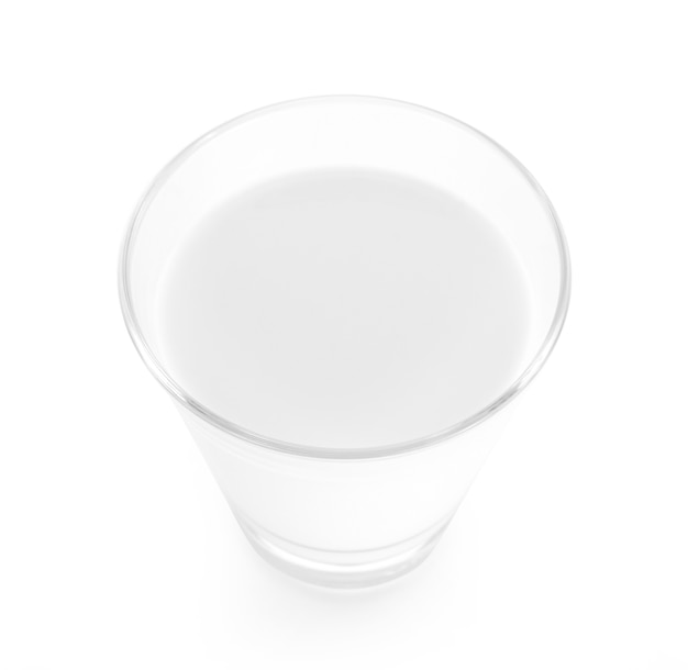 Verre de lait sur fond blanc.