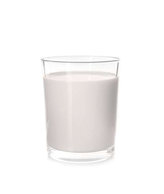 Verre de lait sur fond blanc