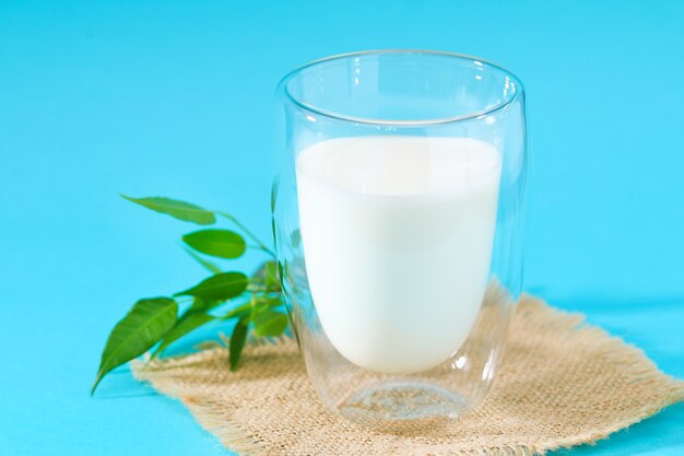 Verre de lait sur fond bleu produits laitiers