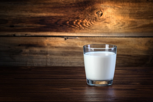 Verre de lait sur fond de bois