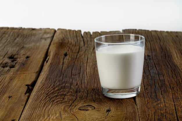 Verre de lait sur fond de bois