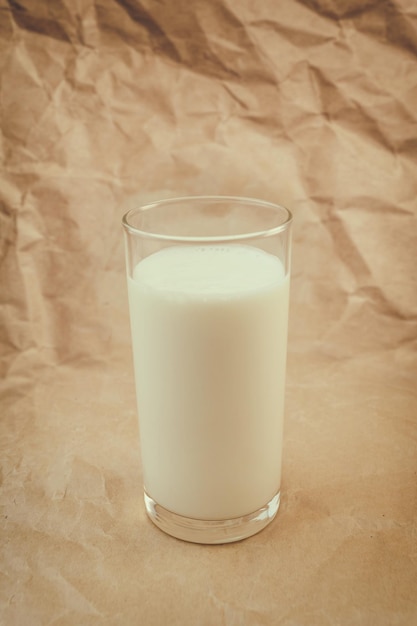 Verre de lait sur fond de papier froissé