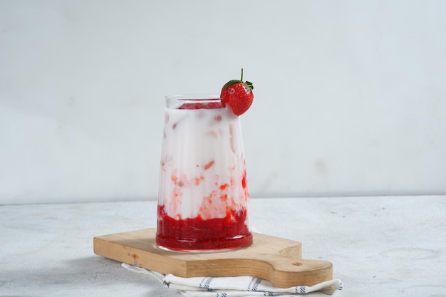 Un verre de lait de fraise coréen et de baies