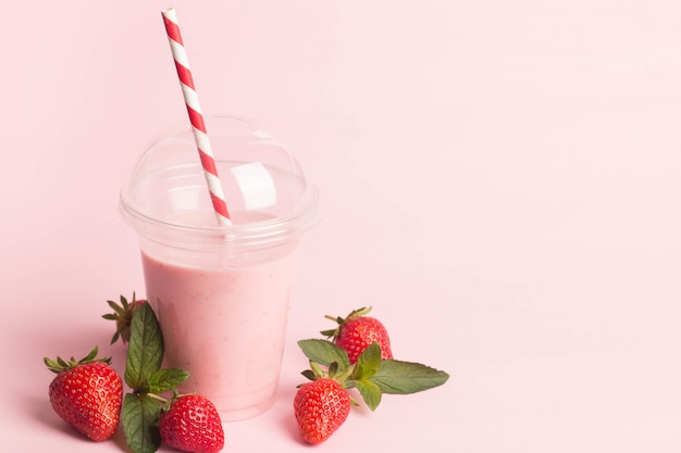 Verre de lait frappé aux fraises fraîches