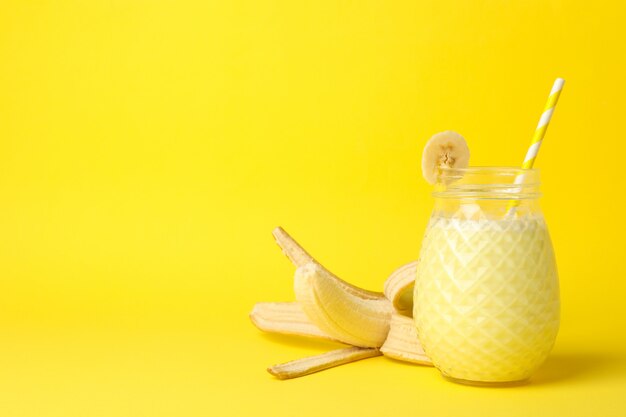 Verre de lait frappé à la banane sur jaune