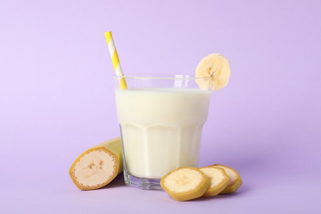 Verre de lait frappé à la banane sur violet