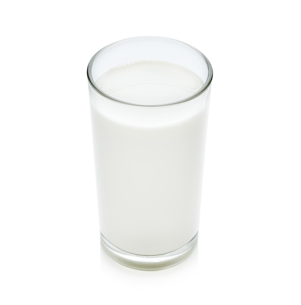 Verre de lait isolé sur blanc