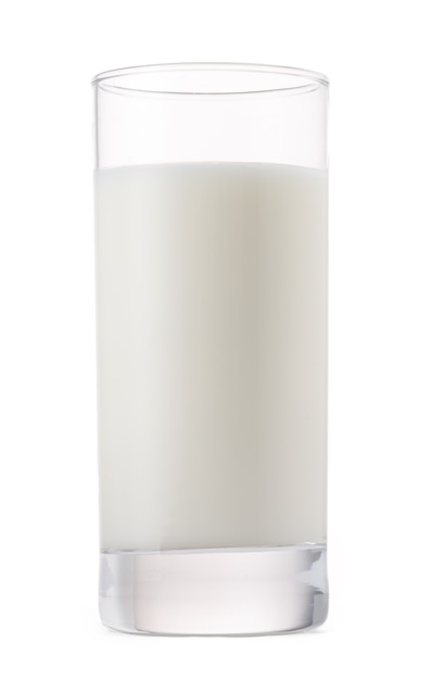 Verre de lait isolé sur fond blanc gros plan