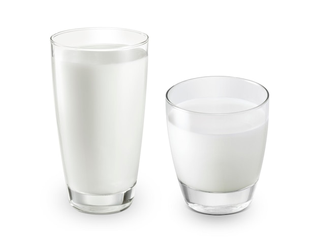 Verre de lait isolé sur fond blanc