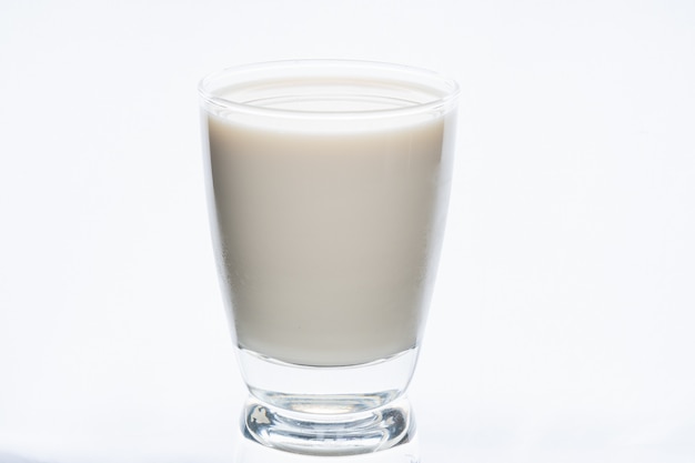 Verre de lait isolé sur mur blanc, boisson saine et boisson calcique de vache