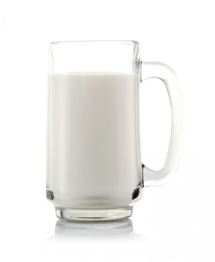 Photo verre de lait sur mur blanc