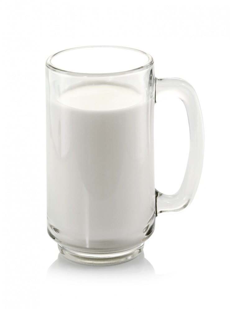 Photo verre de lait sur mur blanc