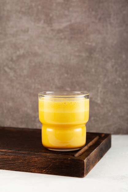 Verre de Lait d'or Latte de curcuma avec du lait Boisson de désintoxication traditionnelle indienne saine