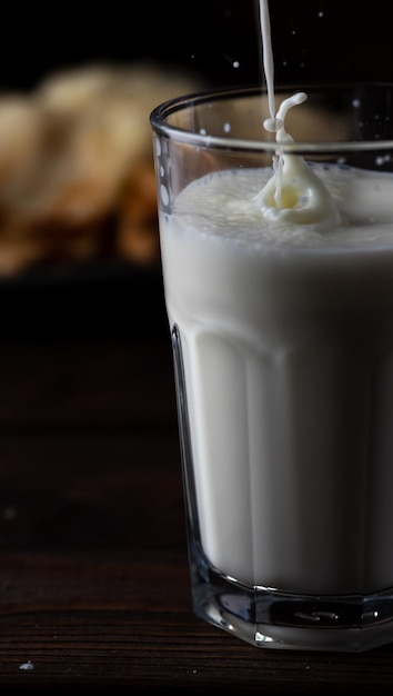 Un verre de lait avec un peu de beurre dessus