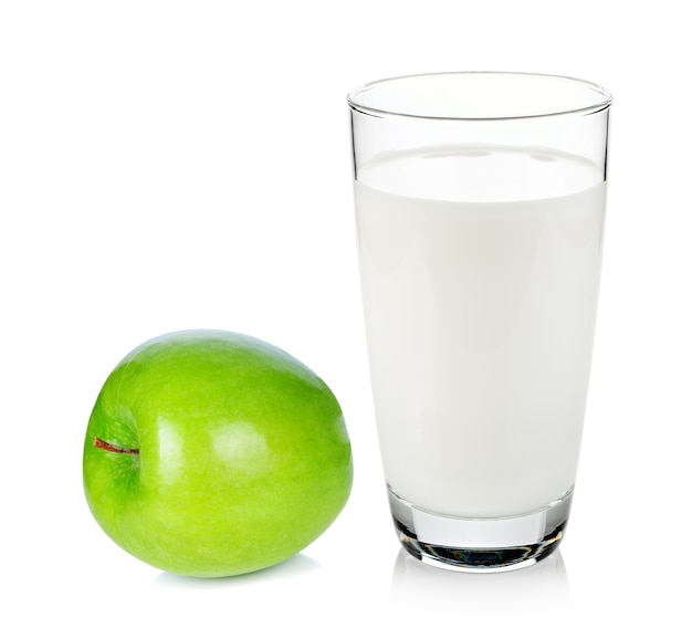 Verre de lait et pomme verte isolé sur fond blanc