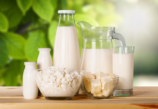 Verre de lait et produits laitiers sur fond