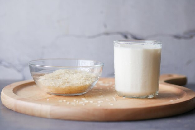 Verre de lait et de riz sur une table concept de lait non laitier