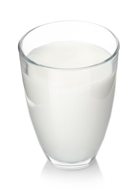 Photo un verre de lait savoureux sur un fond blanc