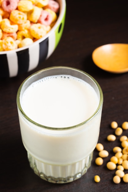 Un verre de lait de soja sur la table