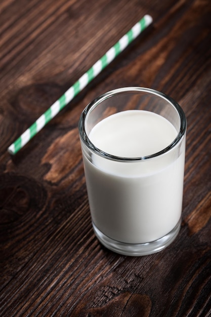 Verre de lait sur table en bois