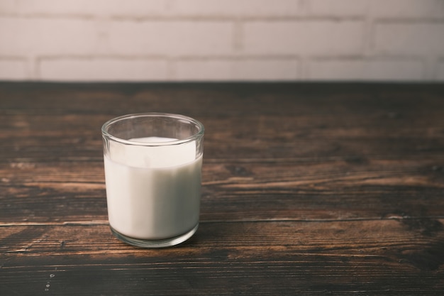 Verre de lait sur table avec espace de copie