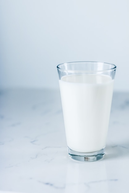 Un verre de lait sur une table en marbre