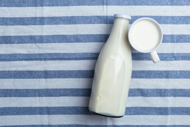 Verre de lait sur la table