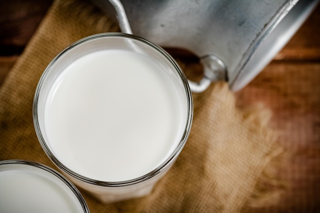 Photo un verre de lait de village maison