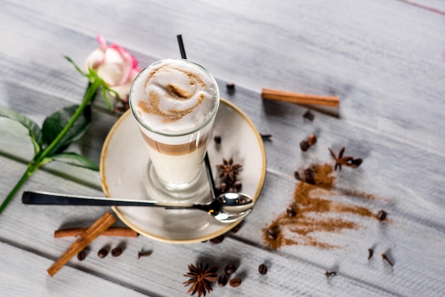 Un verre de latte sur le fond en bois blanc