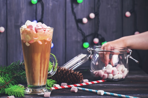 Verre avec latte et guimauves, concept de Noël.