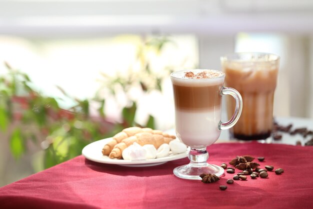 Verre avec latte macchiato sur table