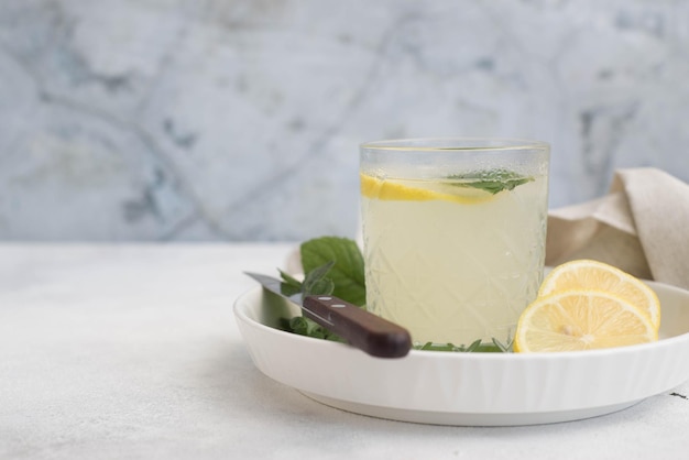 Un verre de limonade au citron sur fond gris