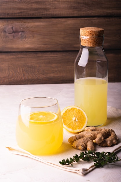 Photo verre de limonade au gingembre et citron